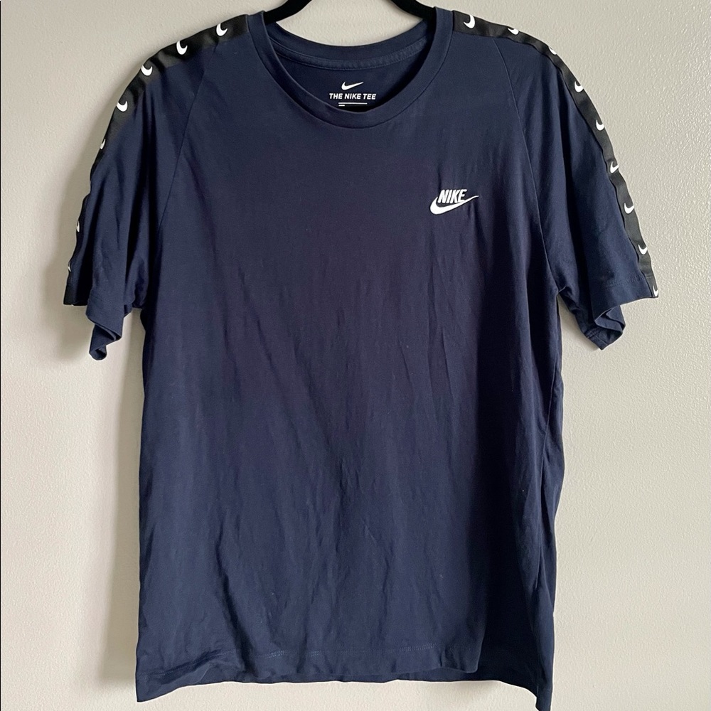 The Nike Tee Swish Ribbon Sleeve Detail Lining